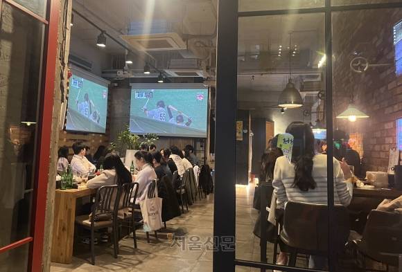 WBC 한일전이 열린 지난 10일 여의도 한 치킨집 전경. 서울신문