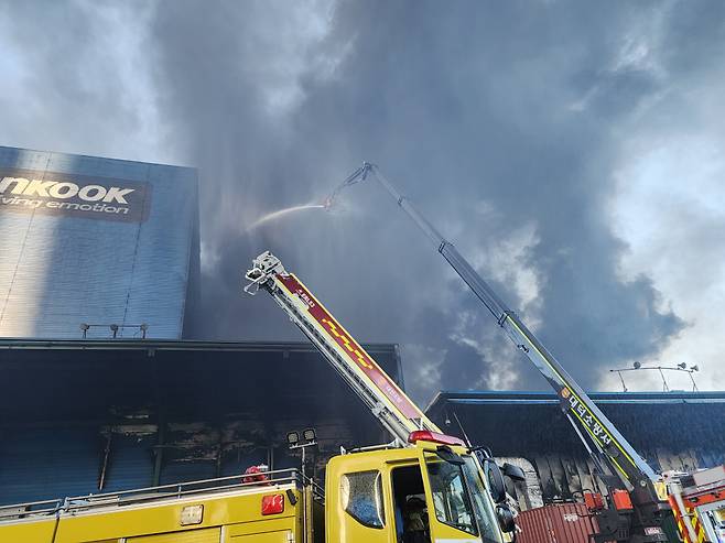 13일 오전 대전 대덕구 한국타이어 공장에서 소방대원들이 전날 발생한 화재를 진압하고 있다. ⓒ 연합뉴스