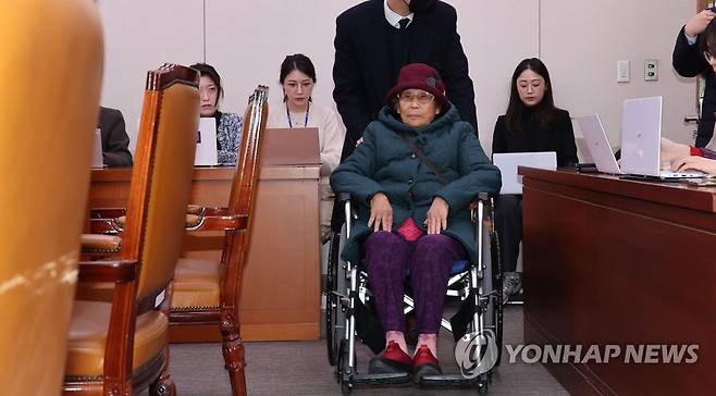외교통일위 참고인 출석하는 강제징용 피해자 양금덕 할머니 (서울=연합뉴스) 하사헌 기자 = 강제징용 피해자 양금덕 할머니가 13일 오전 서울 여의도 국회에서 국민의힘이 불참한 가운데 열린 외교통일위원회 전체회의에 긴급현안질의 참고인으로 출석하고 있다. 2023.3.13 toadboy@yna.co.kr