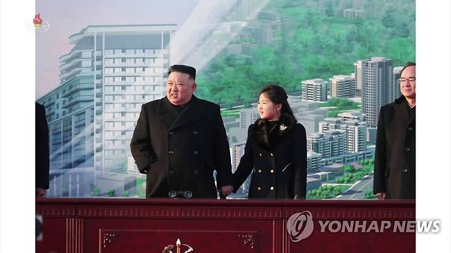 딸 김주애와 손 꼭잡은 김정은 국무위원장 (서울=연합뉴스) 김정은 북한 국무위원장은 25일 딸 주애와 함께 평양 서포지구 새거리건설 착공식에 참석했다고 조선중앙TV가 26일 보도했다. [조선중앙TV 화면] 2023.2.26 
    [국내에서만 사용가능. 재배포 금지. For Use Only in the Republic of Korea. No Redistribution] nkphoto@yna.co.kr