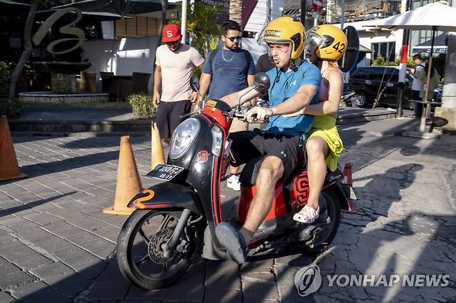 인도네시아 발리 관광객 인도네시아 발리 스미냑 거리에서 관광객이 스쿠터를 타고 있다.
[EPA 연합뉴스 자료사진. 재판매 및 DB 금지]