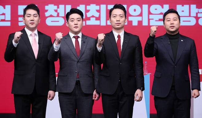 국민의힘 청년최고위원 후보들이 지난달 27일 강서구 한 스튜디오에서 방송토론회 전 기념촬영을 하고 있다. 왼쪽부터 김가람, 김정식, 이기인, 장예찬 후보.(사진=연합뉴스 제공)