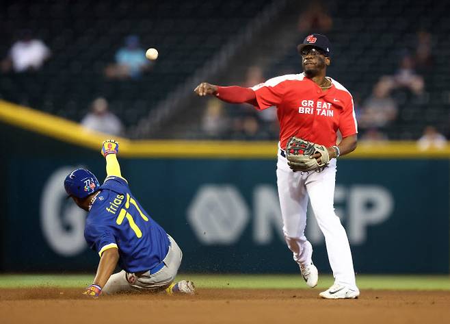 영국 내야수 다넬 스위니가 콜롬비아와 경기에서 1루로 공을 송구하고 있다. 사진=AFPBBNews
