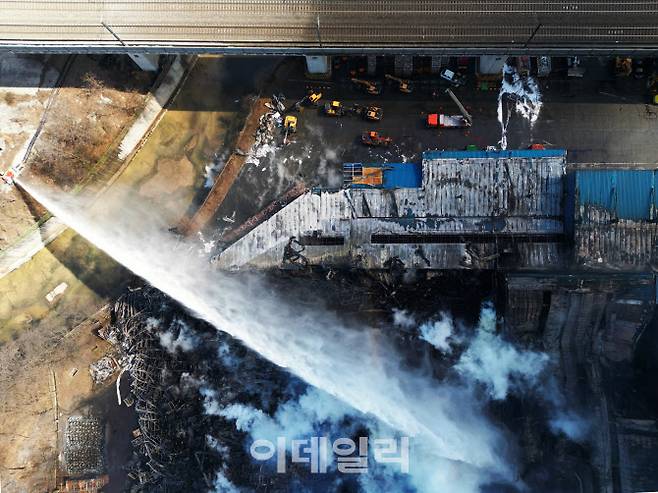 13일 오전 대전 대덕구 목상동 한국타이어 대전공장에서 화재가 발생해 검은 연기가 자욱하게 보이고 있다.(사진=이데일리 이영훈 기자)