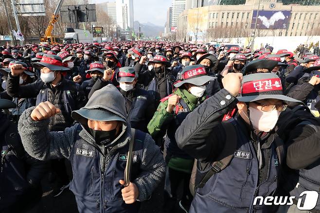 서울 중구 세종대로에서 건설노조 탄압 규탄 민주노총 결의대회가 열리고 있다. 이들은 윤석열 정부가 '건폭(건설노조 폭력배)'이라며 노조 탄압을 할 것이 아니라 건설안전특별법을 제정해 안전대책을 마련할 것을 촉구했다. 2023.2.28/뉴스1 ⓒ News1 조태형 기자