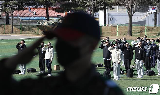 14일 오후 경기 용인시 포곡읍 소재 육군 제55보병사단 사령부 에서 신종 코로나바이러스 감염증(코로나19) 이후 3년 만에 부대 개방 행사로 열린 23-4기 신병 입영식에서 입영 장정들이 경례를 하고 있다. 2023.3.14/뉴스1 ⓒ News1 김영운 기자