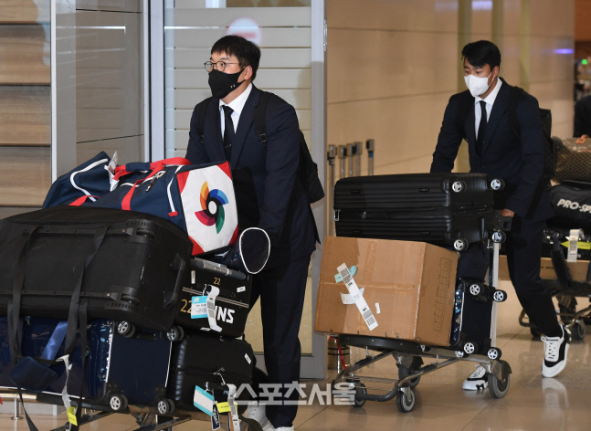 2023 월드베이스볼클래식(WBC)에 참가했던 야구 국가대표팀의 김현수(왼쪽)와 정우영이 14일 오후 인천국제공항을 통해 일본에서 귀국하고 있다.  2023. 3. 14. 인천국제공항 | 박진업기자 upandup@sportsseoul.com