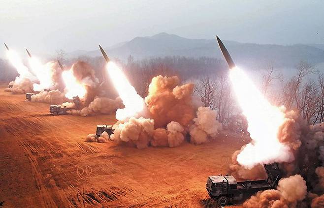 북한 김정은이 지난 9일 남포 일대에서 서해 방향으로 단거리탄도미사일의 일종인 전술 유도 무기를 동시 발사하는 화력 훈련을 현지 지도했다고 조선 중앙TV가 10일 보도했다. 북한은 최소 6발의 전술 유도 무기를 발사한 것으로 추정된다. 이날 김정은은 딸 김주애와 동행했다. /조선중앙통신 연합뉴스