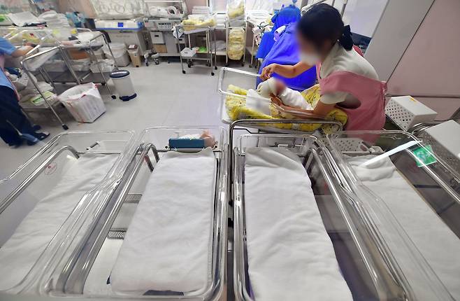 대한민국의 인구 절벽 위기가 현실화하고 있다. 2020년부터 한국은 출생자가 사망자 수를 밑돌아 인구가 자연 감소하는 '데드 크로스'를 매년 겪고 있다. 경기 수원시에 있는 한 병원의 신생아실 모습/뉴시스