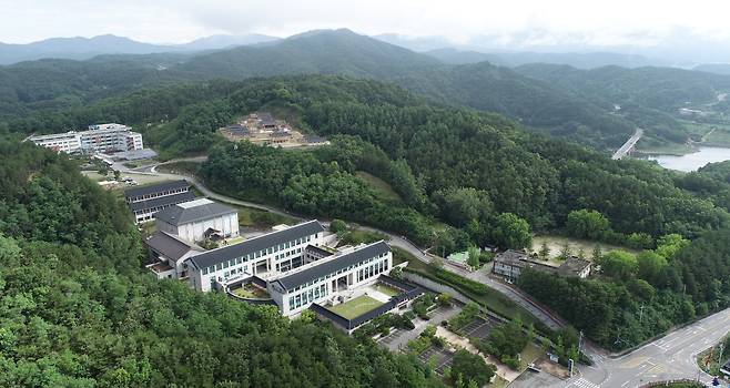 경북 안동시 도산면에 자리잡고 있는 한국국학진흥원 전경. 안동 시내까지는 승용차로 40~50분 거리이다./한국국학진흥원