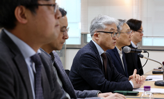 14일 서울대학교 민주화교수협의회 소속 교수들이 관악캠퍼스 중앙도서관 관정관에서 기자간담회를 열고 최근 정부가 내놓은 일제강점기 강제동원 제3자 변제안을 즉시 철회할 것을 촉구했다. 사진=연합뉴스