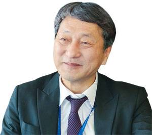 김정웅 서플러스글로벌 대표연세대 금속공학, KDI 국제정책대학원 국제통상법과정, 서울대 융합과학기술대학원, 2015년 6월 ‘이달의 무역인 상’, 2015년 10월 무역의 날 대통령상 수상 사진 최지희 기자