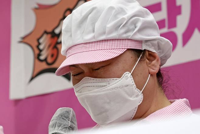 전국학교비정규직노동조합이 14일 오전 서울 용산구 갈월동 회의실에서 급식종사자 폐암 검진결과에 대한 당사자 입장 발표 기자회견을 열었다. 폐암 1기 진단을 받은 급식노동자들이 눈물을 흘리면서 입장을 발표하고 있다. 학교급식노동자 폐암 건강검진 결과에 따르면 학교급식노동자 중에서 32.4%가 이상 소견을 보였고 폐암 확진 및 의심자가 341명으로 나타났다. 김명진 기자 littleprince@hani.co.kr