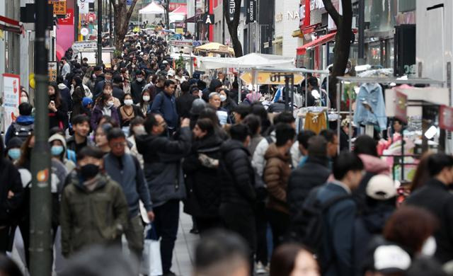 중국, 홍콩, 마카오발 입국자의 사전 코로나19 검사 의무 해제 다음 날인 지난 12일 오후 서울 중구 명동거리가 외국인 관광객으로 북적이고 있다. 뉴시스