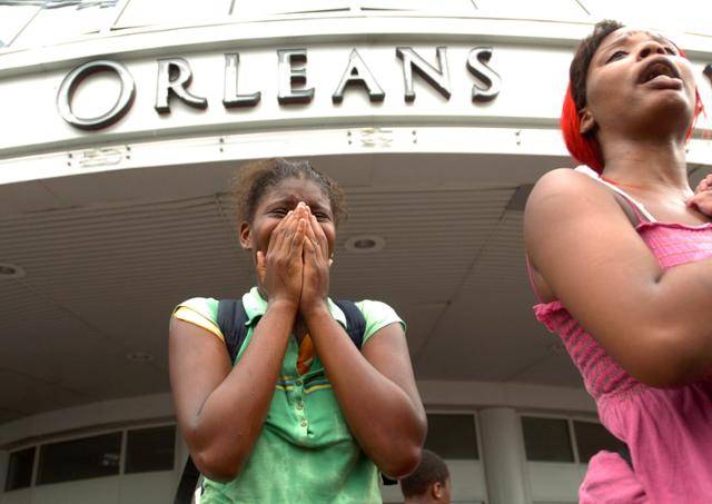 2005년 9월 1일 허리케인 카트리나가 강타한 미국 뉴올리언스에서 13세 소녀 애니카 윌리엄스가 눈물을 흘리고 있다. 뉴올리언스=AP 연합뉴스