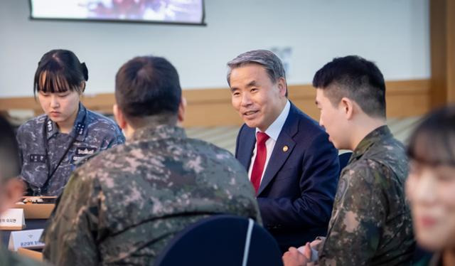 이종섭 국방부 장관이 14일 서울 용산구 육군회관에서 열린 국방부·초급간부 간담회에 참석해 초급 간부들과 식사하고 있다. 국방부 제공