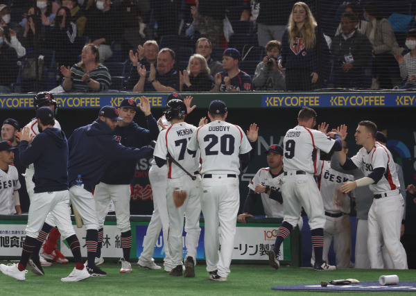 <yonhap photo-6460=""> 추격하는 체코 (도쿄=연합뉴스) 이지은 기자 = 13일 오후 일본 도쿄돔에서 열린 2023 월드베이스볼클래식(WBC) B조 본선 1라운드 호주와 체코와의 경기. 8회말 2사 2,3루 상황에서 체코 흘루프의 2타점 적시타로 홈으로 들어온 선수들과 동료들이 기뻐하고 있다. 2023.3.13 jieunlee@yna.co.kr/2023-03-13 15:07:42/ <저작권자 ⓒ 1980-2023 ㈜연합뉴스. 무단 전재 재배포 금지.></yonhap>