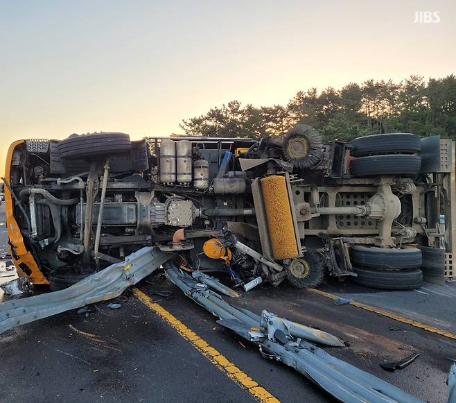 오늘(14일) 아침 제주 평화로에서 발생한 교통 사고 현장(제주서부소방서 제공)