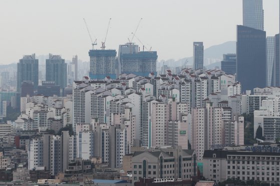 서울 남산에서 바라본 시내 아파트와 재건축 현장 모습. 연합뉴스