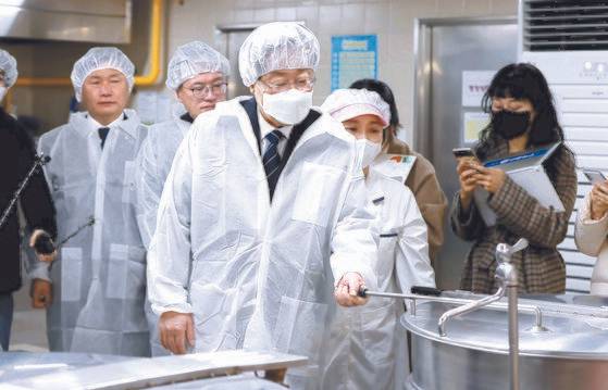 더불어민주당 이재명 대표가 지난달 28일 학교 급식실 노동자 폐암 진단과 관련해 서울 은평구 수색초등학교를 방문해 관계자의 설명을 들으며 조리실을 살펴보고 있다. 연합뉴스