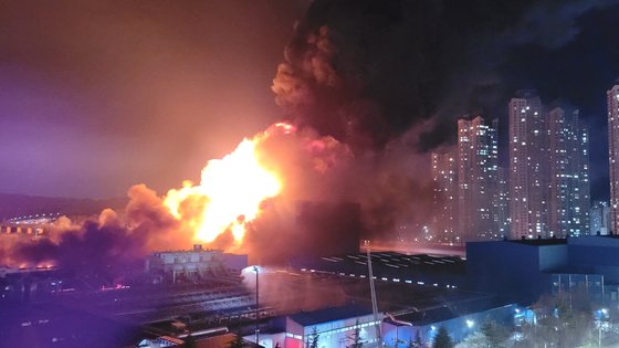 12일 오후 대전 대덕구 한국타이어 공장에서 난 화재로 발생한 연기와 화염이 하늘로 치솟고 있다. 연합뉴스
