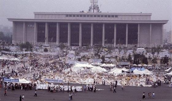 KBS는 1983년 6월 30일부터 138일간 특별 생방송 ‘이산가족을 찾습니다’를 방영했다. 대한민국 국민은 물론, 세계 여러 나라 사람들도 이산(離散)의 아픔을 실감하는 계기가 됐다. 여의도 KBS 방송국 주변을 가득 메운 이산가족과 그들의 사연을 적은 편지들. 중앙포토