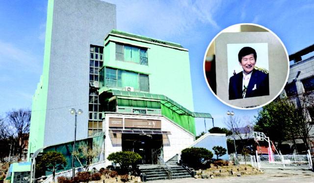 ▲ 13일 찾은 춘천에 위치한 기독교복음선교회(JMS) 소속 교회로 추정되는 건물. 해당 장소 옆의 조립식 건물에서 정명석 총재가 쓴 책과 정 총재 사진(작은 사진)이 발견됐다. 신재훈