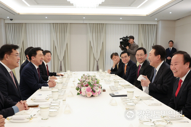 ▲ 윤석열 대통령과 김기현 국민의힘 대표가 13일 오후 용산 대통령실에서 만나 환담하고 있다. 사진/대통령실 공동취재단.