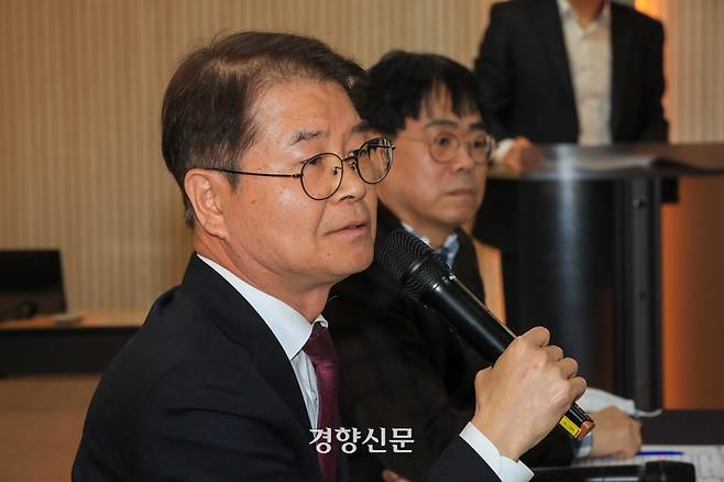 2일 서울고용노동청에서 ‘불합리한 노동관행 개선 전문가 회의’를 마친 이정식 고용노동부 장관이 기자 간담회를 하고 있다. 이준헌 기자