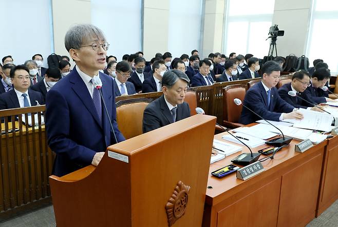 김광동 진실화해위원장이 13일 오전 열린 국회 행정안전위원회 전체회의에서 업무보고를 하고 있다. 연합뉴스