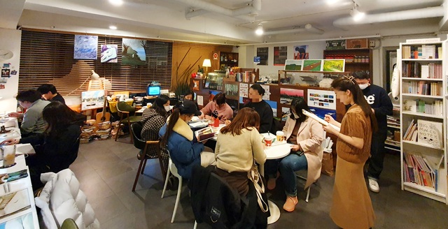 지난달 28일 오후 서른책방에서 방문객들이 각자의 시간을 보내고 있다. 송상호기자