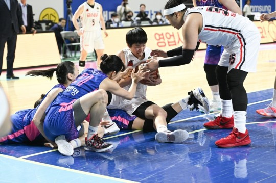 경합하는 양팀 선수들[WKBL 제공]