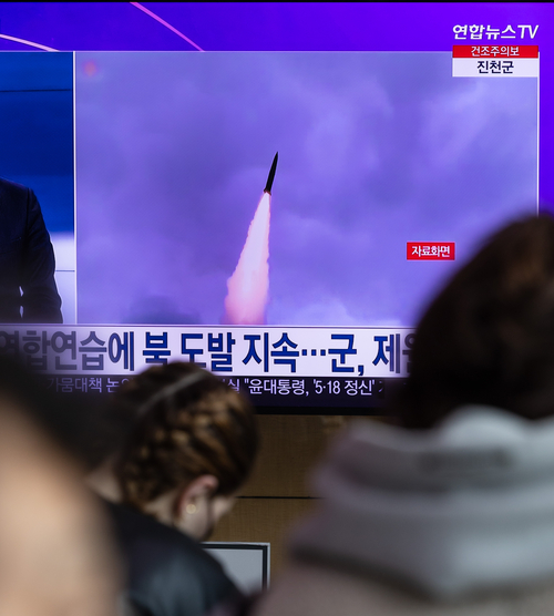 북한이 동해에 단거리 탄도미사일 2기를 발사한 14일 오전 서울역에서 시민들이 관련 뉴스를 지켜보고 있다. [사진 출처 = 연합뉴스]