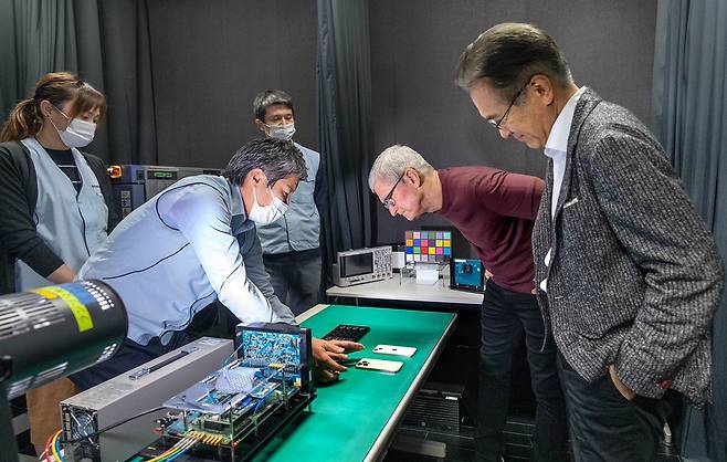 애플도 탐내는 일본 이미지센서 
2022년 12월 일본을 깜짝 방문한 팀 쿡 애플 최고경영자(CEO·오른쪽)가 일본 구마모토현의 소니 공장에서 신형 이미지센서를 살펴보고 있다. 쿡 CEO가 일본을 찾은 것은 2019년 이후 3년 만이다. 【매경DB】