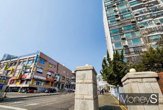 서울 재건축 대어로 꼽히는 강남구 대치동 은마아파트가 지난달 정비구역으로 지정되며 재건축 본궤도에 올랐다. 다만 분양가가 역대 최고가로 높이 설정된 데다 층수를 더 높이는 계획도 세우고 있어 실제 이주까지 오랜 시간이 소요될 것으로 전망된다. 사진은 은마아파트 정문과 상가 모습./사진=정영희 기자