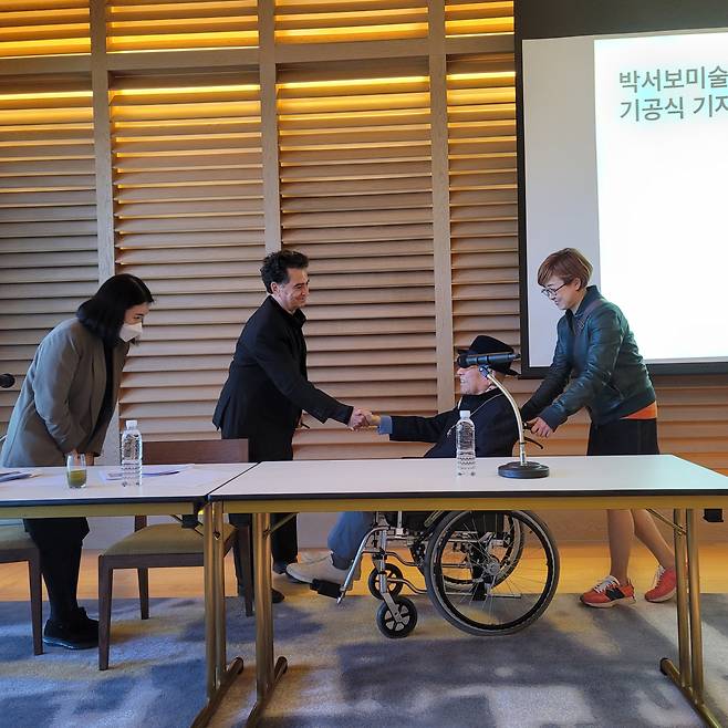 인사하는 페르난도 메니스 건축가와 박서보 화백 [헤럴드 DB]