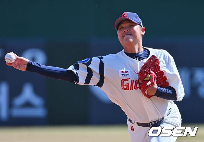 [OSEN=부산, 이석우 기자]롯데 자이언츠 선발투수 한현희가 역투하고 있다. 2023.03.14 / foto0307@osen.co.kr