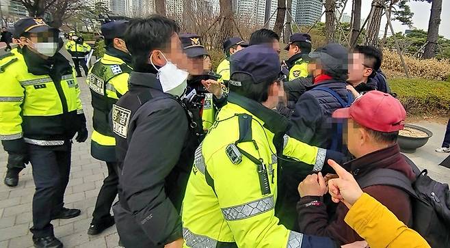 14일 서울 용산구 전쟁기념관 앞에서 대통령 면담과 공식사과를 촉구하는 10.29 이태원참사 4개 종단(개신교·불교·원불교·천주교) 기도회 및 입장발표 시작 전 보수 유튜버와 이태원 유가족이 몸싸움을 벌이고 있다. 김경호 기자