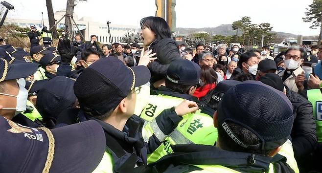 이태원 참사 유가족들이 14일 서울 용산구 대통령 집무실 앞에서 ‘대통령 면담과 공식사과 촉구 기자회견'을 마치고 행진을 시작하자 경찰이 제지하고 있다. 뉴시스