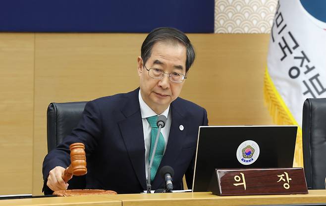 한덕수 국무총리가 14일 오전 세종시 정부세종청사에서 서울청사와 영상으로 연결해 열린 국무회의를 주재하고 있다. ⓒ연합뉴스