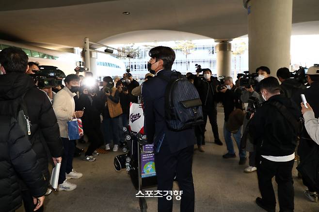 야구 대표팀 이정후가 14일 오후 인천공항을 통해 귀국, 선수단 중 가장 늦게 입국장에 나타나 취재진과 팬들에 둘러싸여 있다. 정지윤 선임기자