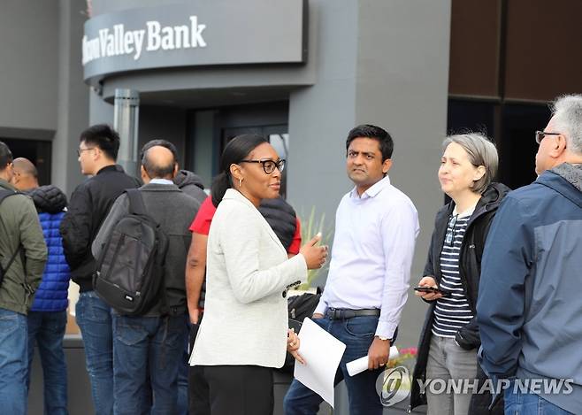 미국 SVB 본사에 몰려든 고객들 [샌타클래라[미 캘리포니아주] EPA=연합뉴스]