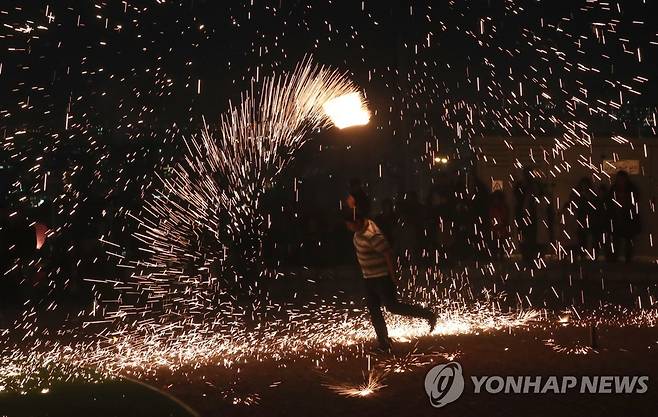 이란의 새해맞이 불꽃축제 '차하르 샴베 수리' [EPA 연합뉴스 자료사진. 재판매 및 DB 금지]