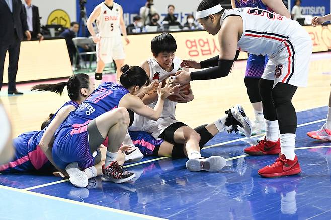 경합하는 양팀 선수들 [WKBL 제공. 재판매 및 DB금지]