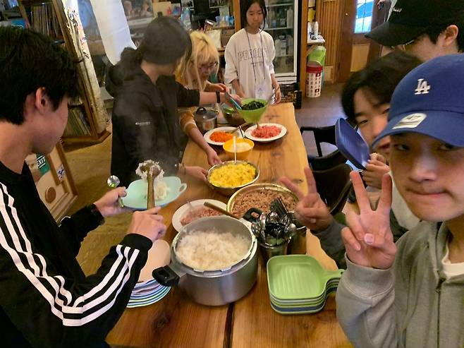 스스로 메뉴를 정하고 식사를 준비하고 있다. 목도나루학교 제공