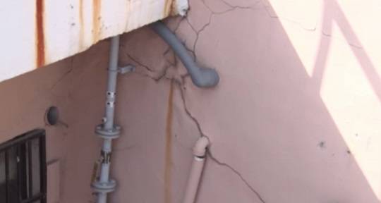 금이 간 산복도로변 주택 벽면