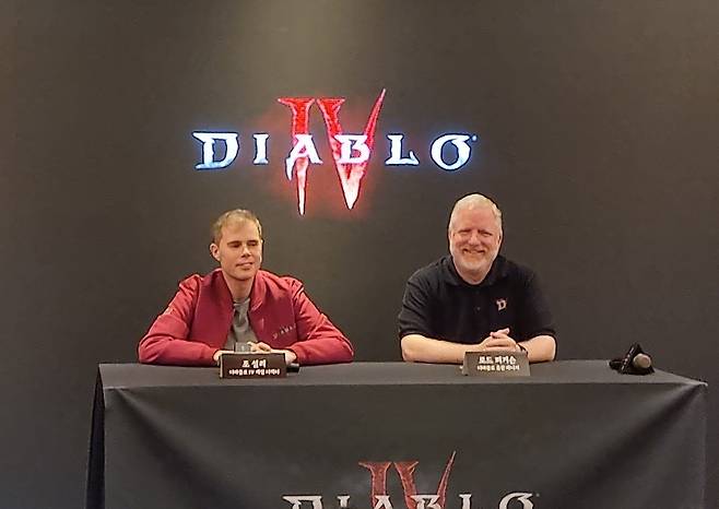 '디아블로4' 주요 개발진. 왼쪽부터 조 셜리 '디아블로4' 디렉터, 로드 퍼거슨 '디아블로' 총괄 매니저.