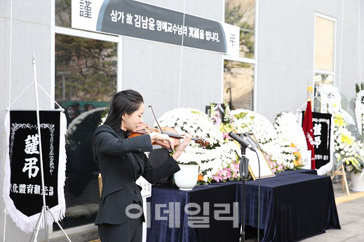 15일 서울 서초구 한국예술종합학교 서초캠퍼스에서 열린 고(故) 김남윤 명예교수의 제자 바이올리니스트 신지아가 추모 연주를 하고 있다. (사진=한예종)