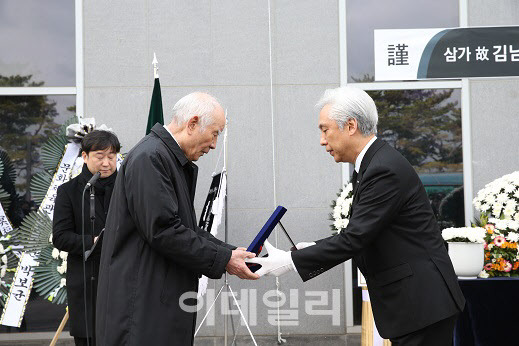 15일 서울 서초구 한국예술종합학교 서초캠퍼스에서 열린 고(故) 김남윤 명예교수의 추도식에서 김대진(오른쪽) 총장이 유 족들에게 감사패를 전달하고 있다. (사진=한예종)