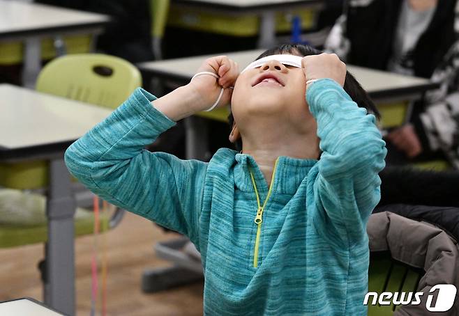 실내 마스크 착용 의무가 해제된 30일 서울 광진구 광장초등학교 교실에서 한 어린이가 마스크를 눈 위로 쓰는 등 장난을 치고 있다.  (공동취재)2023.1.30/뉴스1 ⓒ News1 장수영 기자